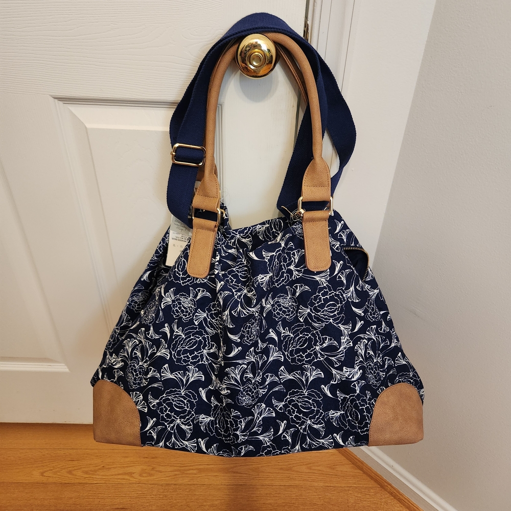 NWT. WKNDER Floral Navy  Duffel Bag